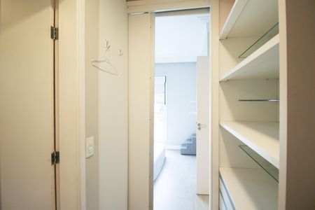 Apartamento à venda com 74m², 2 quartos e 2 vagas Apartamento à venda com 74m², 2 quartos e 2 vagasCloset da Suíte