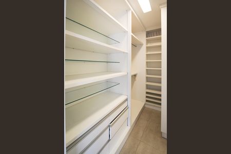 Apartamento à venda com 74m², 2 quartos e 2 vagas Apartamento à venda com 74m², 2 quartos e 2 vagasCloset da Suíte