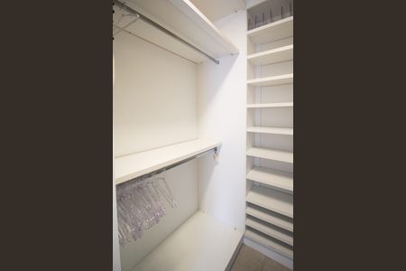 Apartamento à venda com 74m², 2 quartos e 2 vagas Apartamento à venda com 74m², 2 quartos e 2 vagasCloset da Suíte