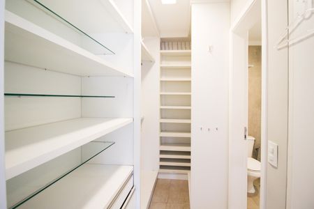 Apartamento à venda com 74m², 2 quartos e 2 vagas Apartamento à venda com 74m², 2 quartos e 2 vagasCloset da Suíte