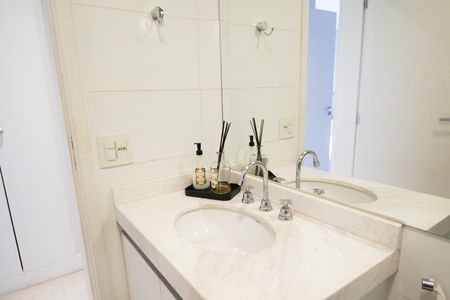 Apartamento à venda com 74m², 2 quartos e 2 vagas Apartamento à venda com 74m², 2 quartos e 2 vagasBanheiro