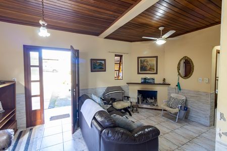 Casa à venda com 165m², 5 quartos e 4 vagas Casa à venda com 165m², 5 quartos e 4 vagasSala