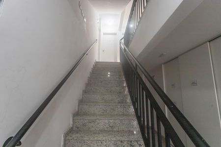 Apartamento à venda com 46m², 2 quartos e 1 vaga Apartamento à venda com 46m², 2 quartos e 1 vagaEscada do prédio