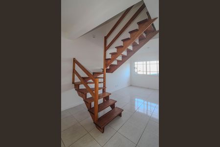 Casa de condomínio à venda com 99m², 2 quartos e 1 vagaEscada