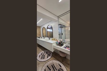 Apartamento à venda com 240m², 3 quartos e 4 vagas Apartamento à venda com 240m², 3 quartos e 4 vagasBanheiro 2