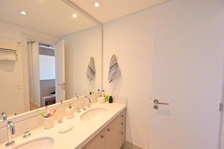 Apartamento à venda com 133m², 3 quartos e 2 vagas Apartamento à venda com 133m², 3 quartos e 2 vagasBanheiro da Suíte 1