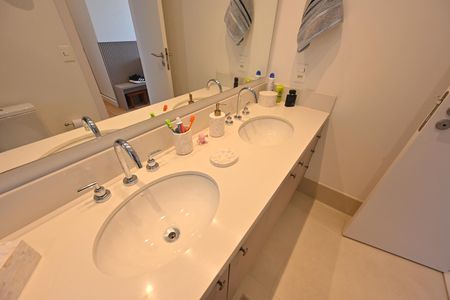 Apartamento à venda com 133m², 3 quartos e 2 vagas Apartamento à venda com 133m², 3 quartos e 2 vagasBanheiro da Suíte 1