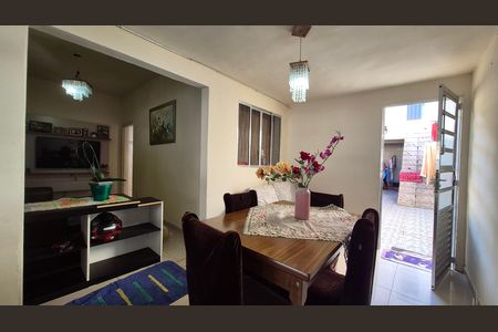 Casa à venda com 137m², 3 quartos e 2 vagas Casa à venda com 137m², 3 quartos e 2 vagasSala