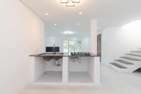 Casa para alugar com 350m², 6 quartos e 3 vagas Casa para alugar com 350m², 6 quartos e 3 vagasCozinha e Área de Serviço