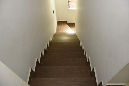 Casa para alugar com 160m², 2 quartos e 2 vagasEscada