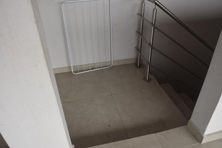Casa para alugar com 160m², 2 quartos e 2 vagasEscada
