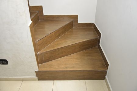 Casa para alugar com 160m², 2 quartos e 2 vagasEscada