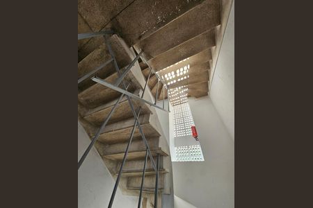 Apartamento para alugar com 96m², 2 quartos e sem vaga Apartamento para alugar com 96m², 2 quartos e sem vagaEscada