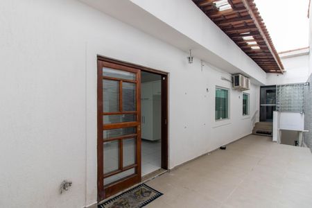 Casa à venda com 300m², 3 quartos e 3 vagas Casa à venda com 300m², 3 quartos e 3 vagasQuintal