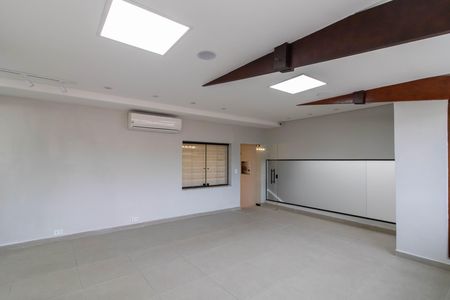 Casa à venda com 300m², 3 quartos e 3 vagas Casa à venda com 300m², 3 quartos e 3 vagasVaranda
