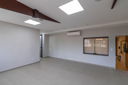 Casa à venda com 300m², 3 quartos e 3 vagas Casa à venda com 300m², 3 quartos e 3 vagasVaranda