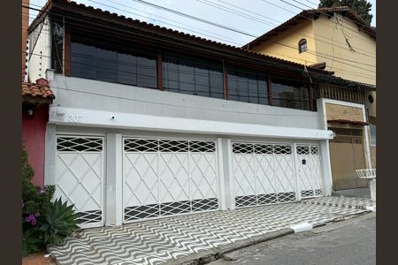 Casa à venda com 300m², 3 quartos e 3 vagas Casa à venda com 300m², 3 quartos e 3 vagasFachada