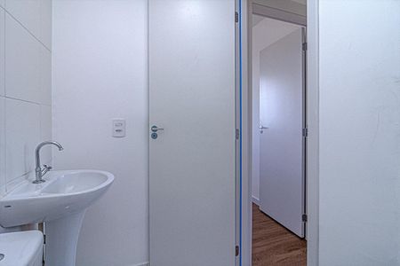 banheiro social_4 de apartamento para alugar com 2 quartos, 37m² em Parque Bristol, São Paulo
