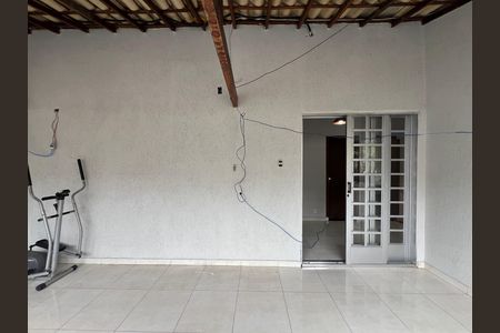 Casa à venda com 280m², 3 quartos e 2 vagas Casa à venda com 280m², 3 quartos e 2 vagasVaranda