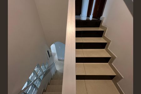 Casa à venda com 280m², 3 quartos e 2 vagas Casa à venda com 280m², 3 quartos e 2 vagasEscada