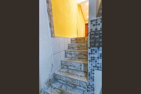 Casa à venda com 150m², 2 quartos e 2 vagas Casa à venda com 150m², 2 quartos e 2 vagasEscada