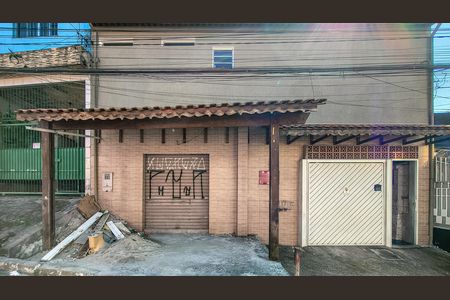 Casa à venda com 250m², 6 quartos e 1 vaga Casa à venda com 250m², 6 quartos e 1 vagaFachada