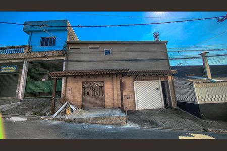 Casa à venda com 250m², 6 quartos e 1 vaga Casa à venda com 250m², 6 quartos e 1 vagaFachada