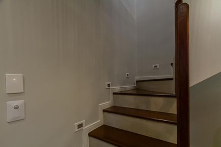 Casa à venda com 273m², 3 quartos e 4 vagas Casa à venda com 273m², 3 quartos e 4 vagasEscada