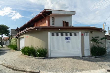Casa à venda com 273m², 3 quartos e 4 vagas Casa à venda com 273m², 3 quartos e 4 vagasFachada