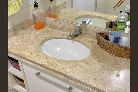 Apartamento à venda com 93m², 2 quartos e 1 vaga Apartamento à venda com 93m², 2 quartos e 1 vagaBanheiro