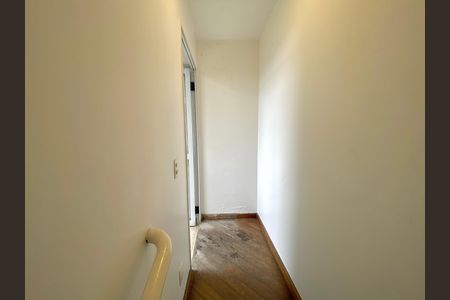 Apartamento à venda com 93m², 2 quartos e 1 vaga Apartamento à venda com 93m², 2 quartos e 1 vagaEscada