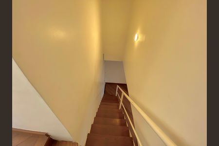 Apartamento à venda com 93m², 2 quartos e 1 vaga Apartamento à venda com 93m², 2 quartos e 1 vagaEscada