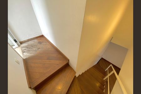 Apartamento à venda com 93m², 2 quartos e 1 vaga Apartamento à venda com 93m², 2 quartos e 1 vagaEscada