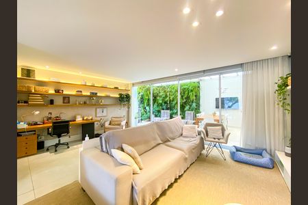 Casa de condomínio à venda com 241m², 3 quartos e 3 vagasSala