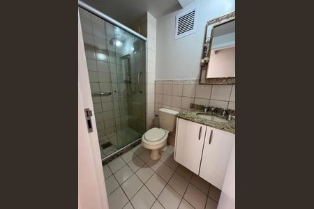 Banheiro de apartamento para alugar com 2 quartos, 60m² em Azenha, Porto Alegre