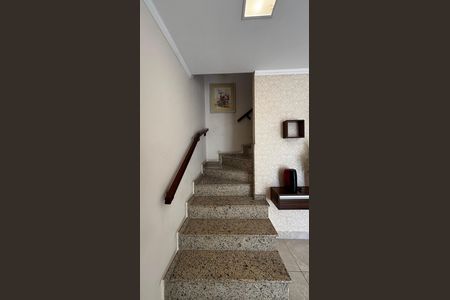 Casa para alugar com 225m², 3 quartos e 4 vagas Casa para alugar com 225m², 3 quartos e 4 vagasEscada