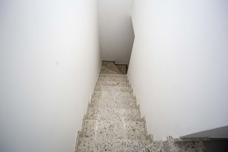 Casa para alugar com 98m², 2 quartos e 2 vagasEscada
