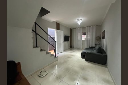 Casa à venda com 140m², 3 quartos e 2 vagas Casa à venda com 140m², 3 quartos e 2 vagasSala