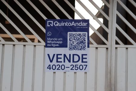 Casa à venda com 140m², 3 quartos e 2 vagas Casa à venda com 140m², 3 quartos e 2 vagasFachada