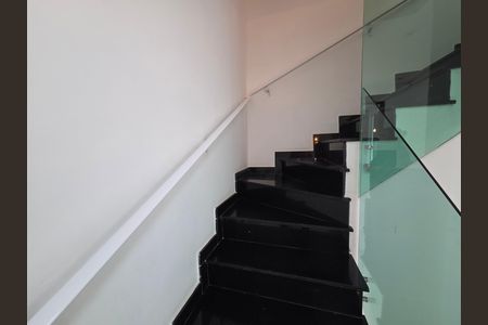 Casa de condomínio para alugar com 84m², 3 quartos e 1 vaga Casa de condomínio para alugar com 84m², 3 quartos e 1 vagaEscada