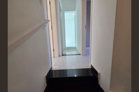 Casa de condomínio para alugar com 84m², 3 quartos e 1 vaga Casa de condomínio para alugar com 84m², 3 quartos e 1 vagaEscada
