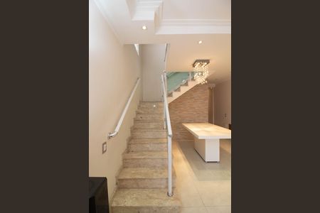 Casa para alugar com 186m², 3 quartos e 4 vagasEscada