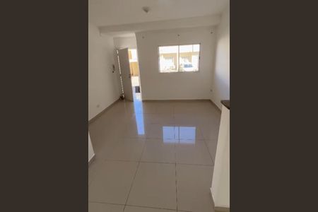 Sala de casa de condomínio para alugar com 2 quartos, 56m² em Caguaçu, Sorocaba