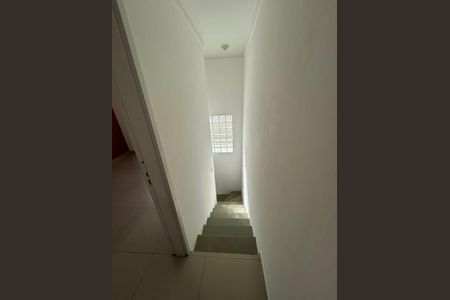Escada de casa de condomínio para alugar com 2 quartos, 56m² em Caguaçu, Sorocaba