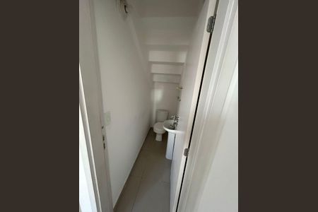Banheiro de casa de condomínio para alugar com 2 quartos, 56m² em Caguaçu, Sorocaba