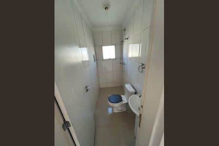 Banheiro de casa de condomínio para alugar com 2 quartos, 56m² em Caguaçu, Sorocaba