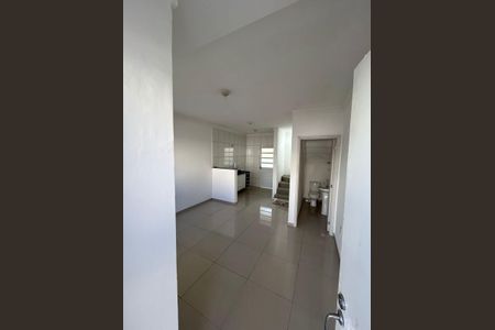 Sala de casa de condomínio para alugar com 2 quartos, 56m² em Caguaçu, Sorocaba