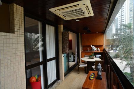 Apartamento para alugar com 186m², 4 quartos e 2 vagas Apartamento para alugar com 186m², 4 quartos e 2 vagasVaranda