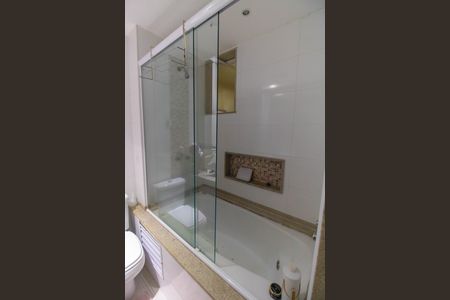 Apartamento à venda com 100m², 2 quartos e 1 vaga Apartamento à venda com 100m², 2 quartos e 1 vagaBanheiro da Suíte