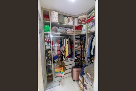 Apartamento à venda com 100m², 2 quartos e 1 vaga Apartamento à venda com 100m², 2 quartos e 1 vagaCloset da suíte